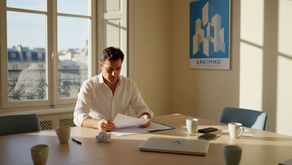 Un gestionnaire immobilier passe en revue les dossiers de candidatures dans le cadre d’un appel d’offres.