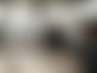 Responsable de projet lors d'une réunion dans un bureau baigné de lumière