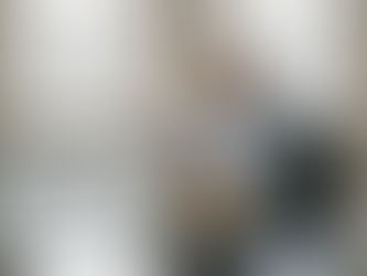 Le directeur étudie les coûts immobiliers, installé à son bureau.