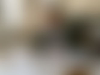 Un homme examine un dossier de candidature pour un appel d’offres immobilier.