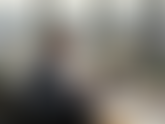 Un gestionnaire immobilier en pleine gestion de dossiers, installé à son bureau dans un cabinet en centre-ville.