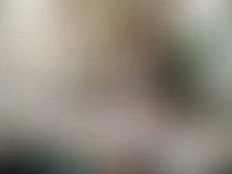 Le responsable examine attentivement les plans du projet immobilier afin de s’assurer que tout est conforme aux attentes et aux normes en vigueur.