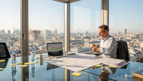 Un chef de projet examine des plans dans un bureau en centre-ville.