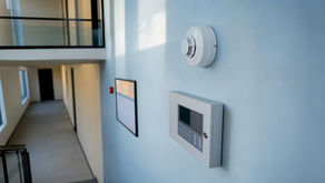 Des équipements de sécurité incendie ont été installés dans le couloir des bureaux.
