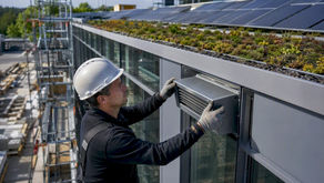 Un technicien procède à l’installation d’un système de ventilation économe en énergie à l’extérieur.