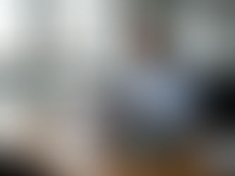 Un responsable analyse un dossier ESG assis à son bureau, concentré sur les enjeux de développement durable et de gouvernance.
