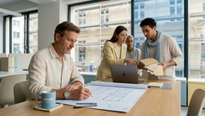 Le maître d’œuvre rassemble son équipe pour discuter des plans du projet.