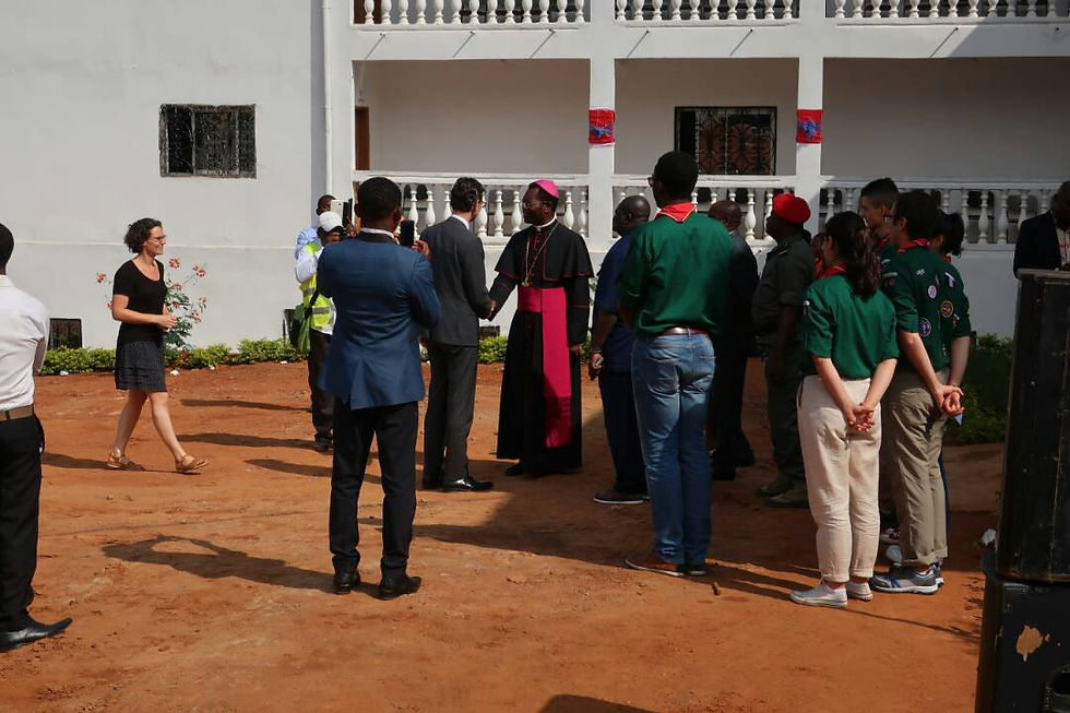 Monseigneur Philippe Mbarga et les compagnons accueillent les représentants de l'ambassade de France devant l'Hôpital.