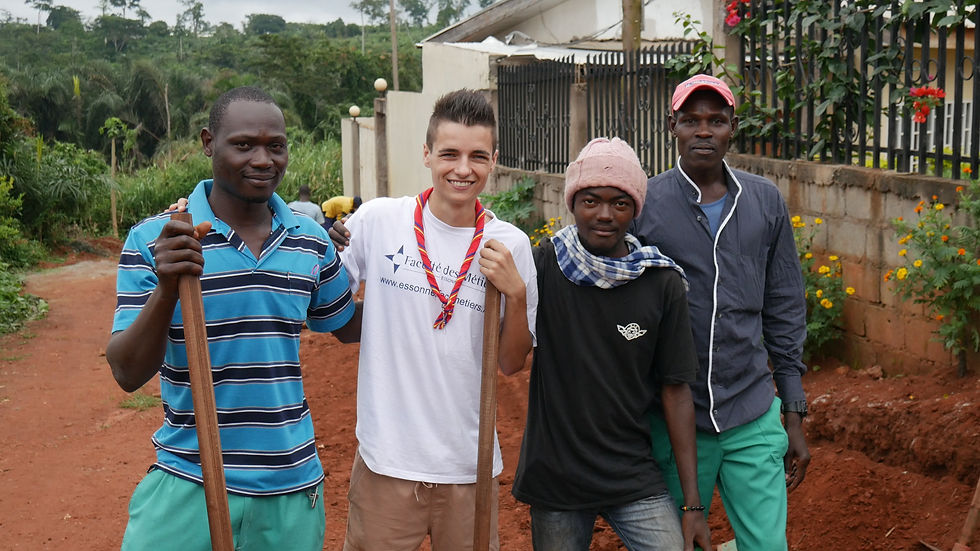 Yoann et les jeunes sur le chantier