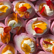 Oeufs durs roses, mayonnaise maison, fleur comestible