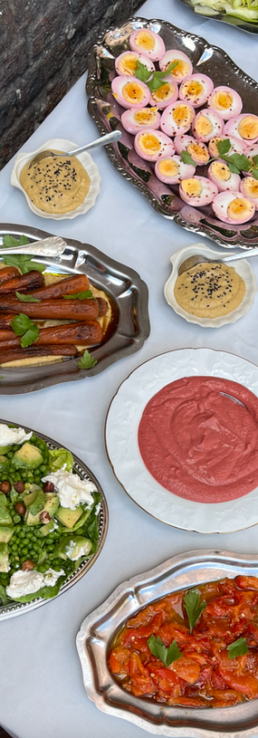 Buffet de plats à partager réalisés par le traiteur Douze Heures Trente.