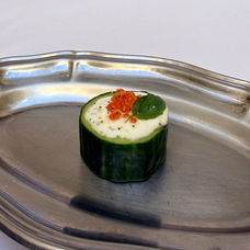 Barquette concombre · tzatziki maison, oeufs de truite, menthe fraîche