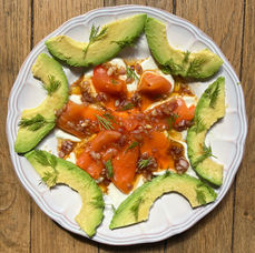 Saumon fumé, fromage fouetté au citron confit, avocat