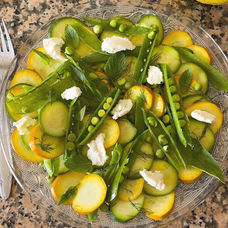 Méli mélo de courgettes (jaunes et vertes), petits pois et cosses, fromage de chèvre