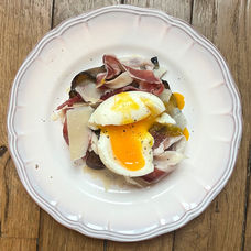 Aubergines rôties, parmesan, jambon de Parme, oeuf mollet