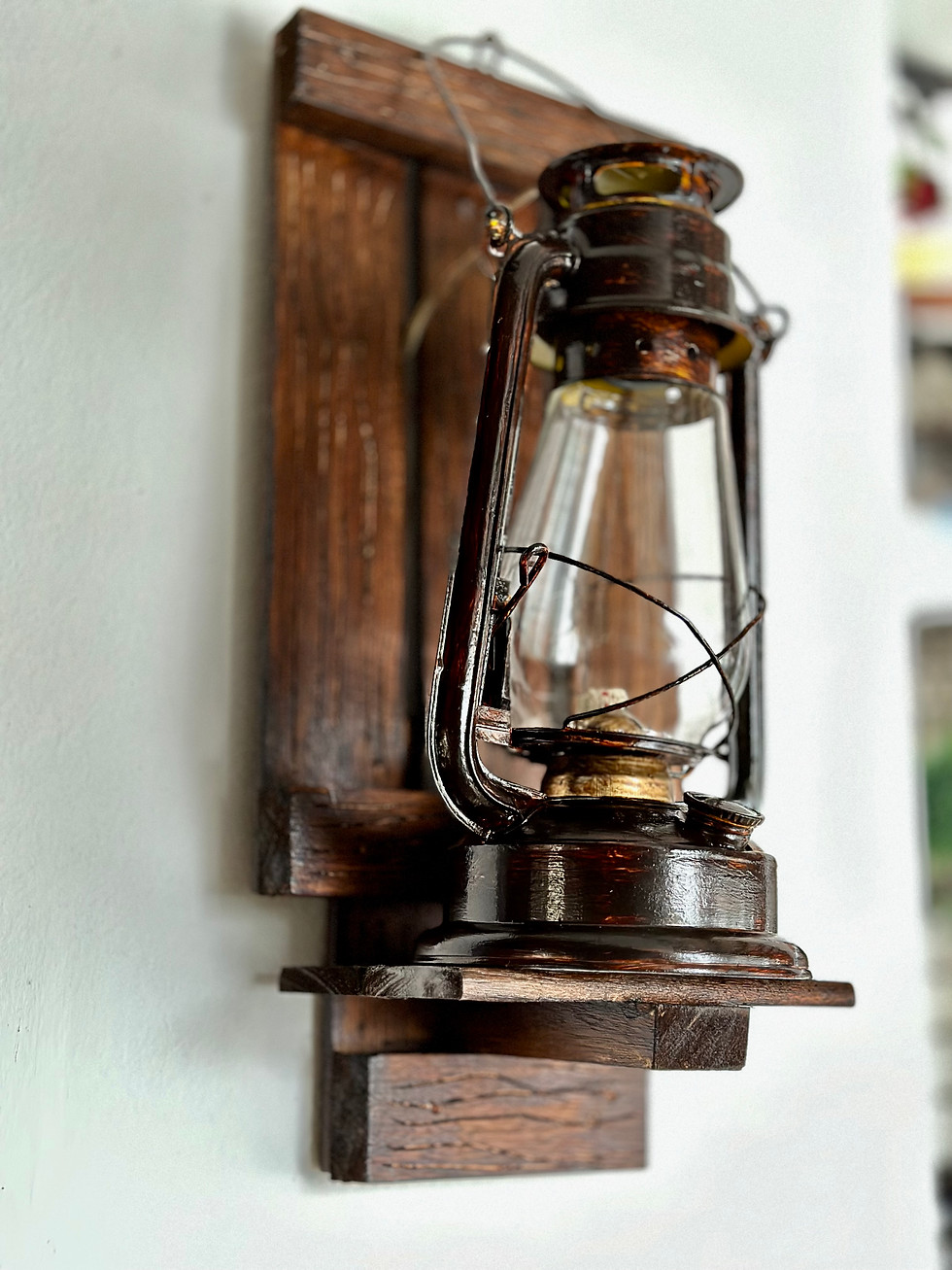 Miniatura: Farol de Kerosene Eléctrico con bastidor de madera y hierro