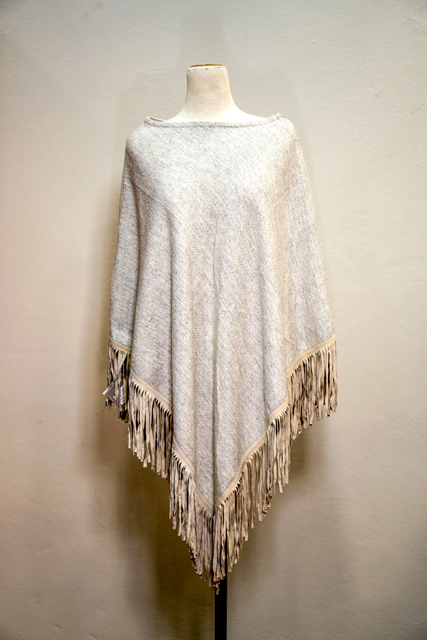 Ahmaddy Poncho mit  Fischgrätmuster in Creme