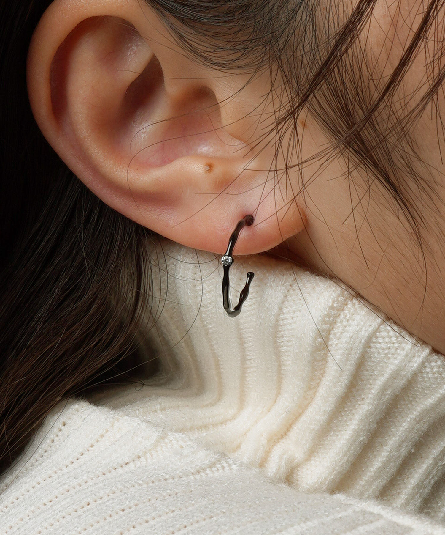 ブラック ジルコニア フープピアス