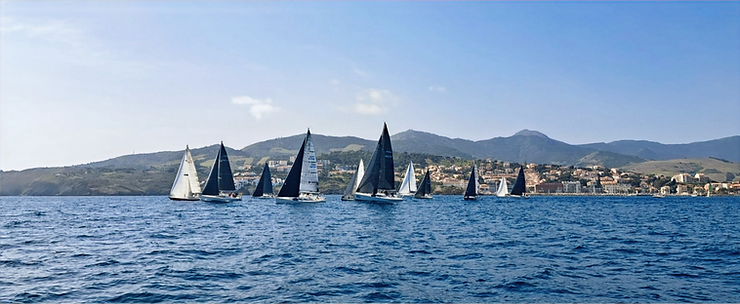 Bateaux lors d'une initiation à la voile à Banyuls.