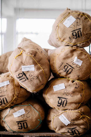 Production and product photography of natural sponges, hairbrushes, combs, natural massage accessoires, loofah products, bath brushes, household items by croll denecke from bremen in germany.
Produktion und Produkt Fotos von Naturschwäme, Massage Accessoires, Luffa Produkte, Badebürsten, Haarbürsten und Kämme.
Produktfotograf Berlin, minimale produktfotografie. karolinako