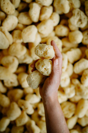 Production and product photography of natural sponges, hairbrushes, combs, natural massage accessoires, loofah products, bath brushes, household items by croll denecke from bremen in germany.
Produktion und Produkt Fotos von Naturschwäme, Massage Accessoires, Luffa Produkte, Badebürsten, Haarbürsten und Kämme.
Produktfotograf Berlin, minimale produktfotografie. karolinako