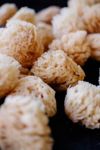 Production and product photography of natural sponges, hairbrushes, combs, natural massage accessoires, loofah products, bath brushes, household items by croll denecke from bremen in germany.
Produktion und Produkt Fotos von Naturschwäme, Massage Accessoires, Luffa Produkte, Badebürsten, Haarbürsten und Kämme.
Produktfotograf Berlin, minimale produktfotografie. karolinako