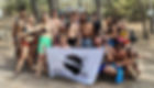 Groupe de personnes heureuses dans une pinède