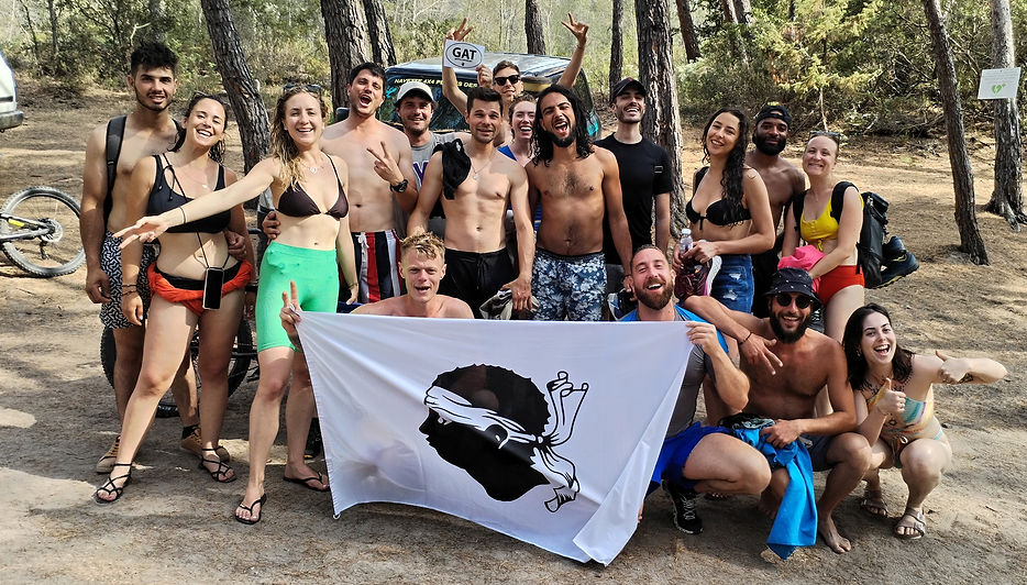 Groupe de personnes heureuses dans une pinède