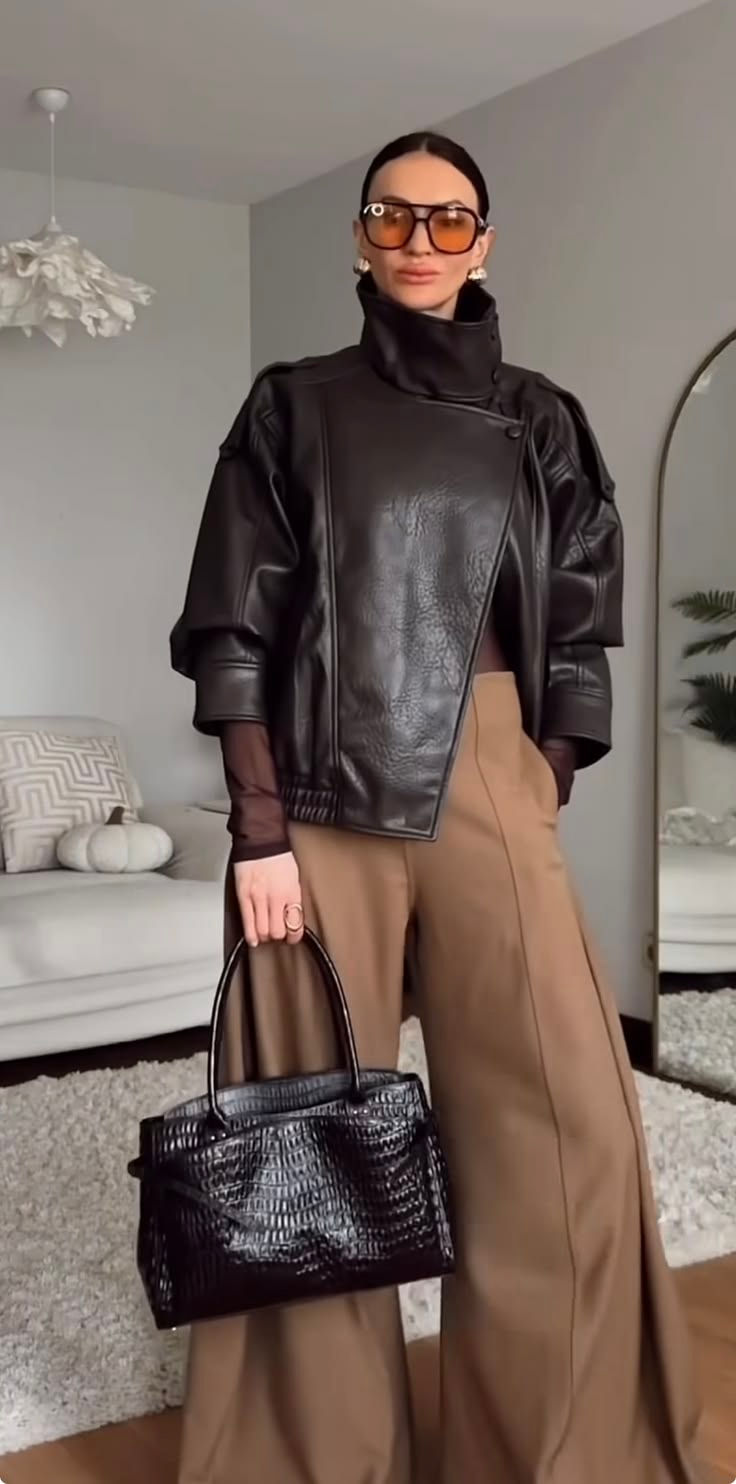 Funnel neck jacket com calça alfaiataria e bolsa estruturada
