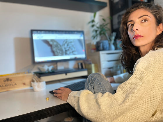 Paola Maccioni al lavoro nel suo studio, contatti artista 