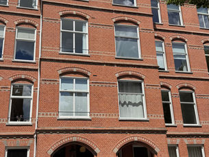 Een appartemetencomplex aan de vondelstraat in Amsterdam
