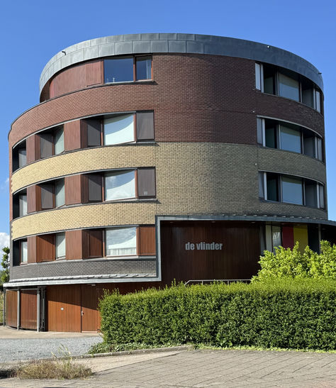 Een appartementen complex in Velserbroek