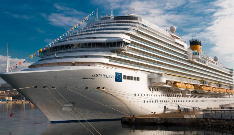 Costa Diadema atracado 
