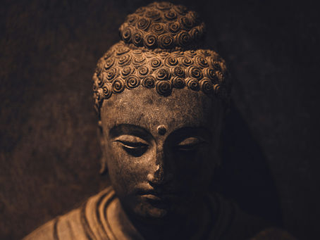 Une statue de bouddha qui symbolise la voie du milieu enseignée dans le Reiki