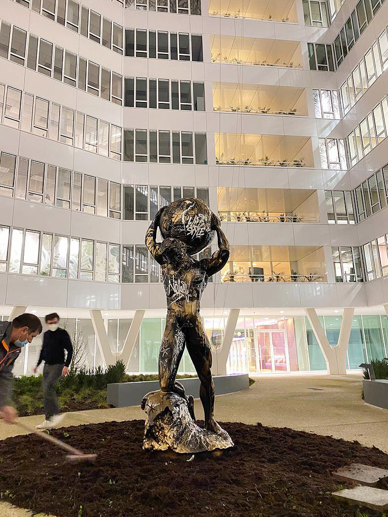 Inauguration à Rueil-Malmaison Du siège social de la société Danone et de la sculpture Atlas by Sake