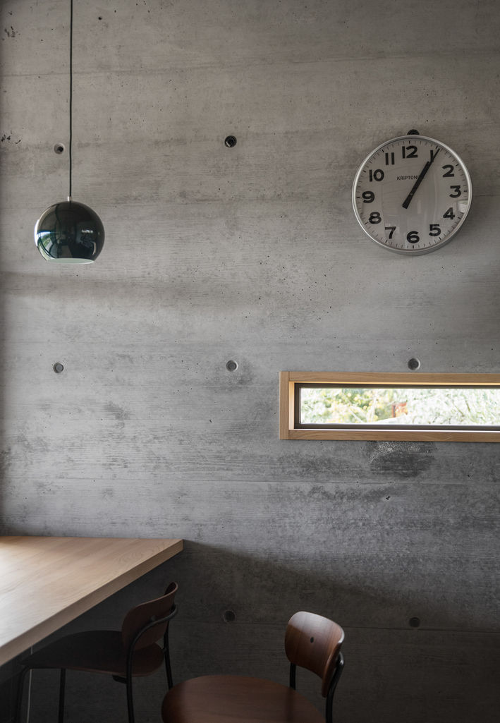 Concrete kitchen wall with a ceiling lamp.