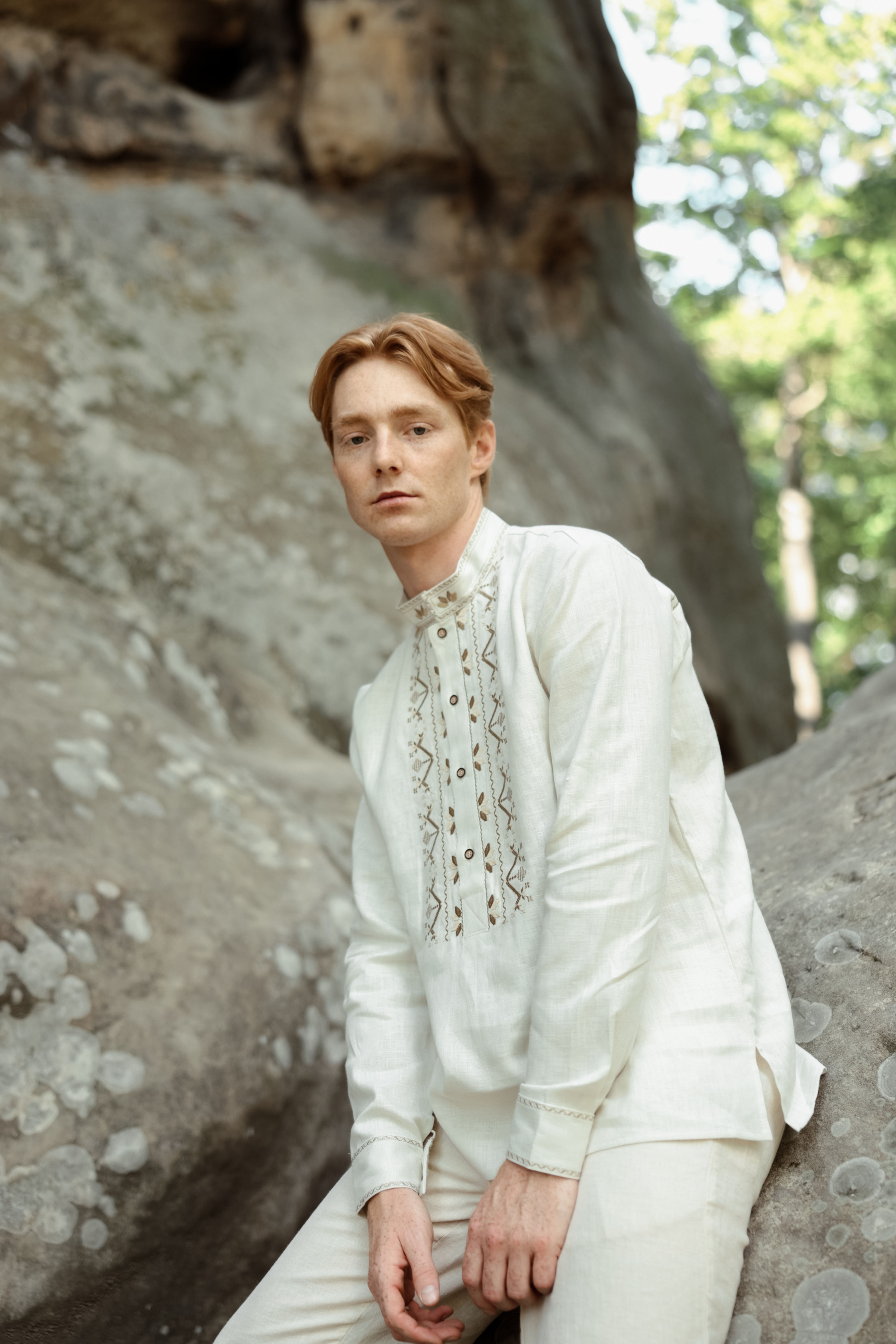 Чоловіча вишиванка з традиційним орнаментом на грудях — модель 554