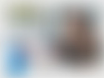 Frau am Laptop mit Stress, daneben Blutprobe mit der Aufschrift Cortisol und der Text ‚What the fk is Cortisol?‘ – Titelbild für Blogbeitrag Cortisol + Schilddruese: Dein Energie Duo