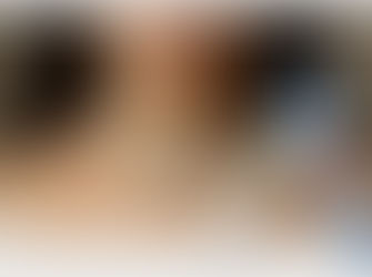 Nahaufnahme einer Frau mit Diamant-Schmetterlingskette am Hals als Symbol für die Schilddrüse, daneben Wegovy- und Ozempic-Injektionspens.