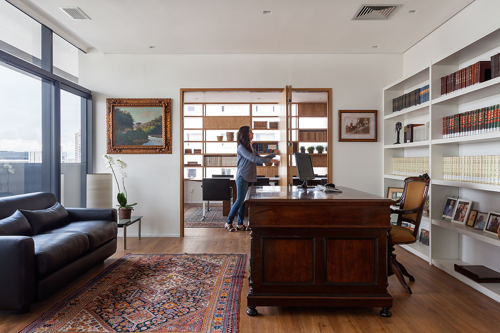 Mesa de trabalho do escritório de advocacia com painel de madeira que divide ambientes aberto
