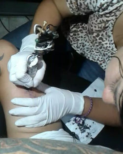 Alejandra haciendo su primer tattoo