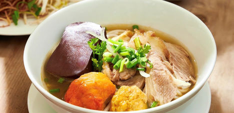 Tranh cãi đi ăn quán Ngự Bình, tô bún bò 105.000 đồng đắt hay rẻ?