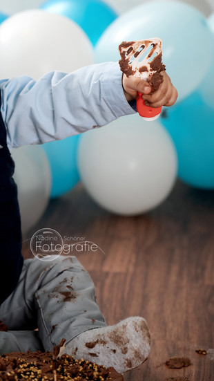 ein Kinderspielküchenutensiel ist ebenfalls voller Torte