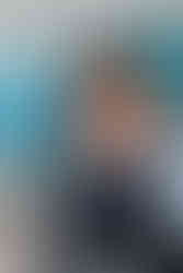 Geburtstagskind mit blauen und weißen Luftballons im Hintergrund