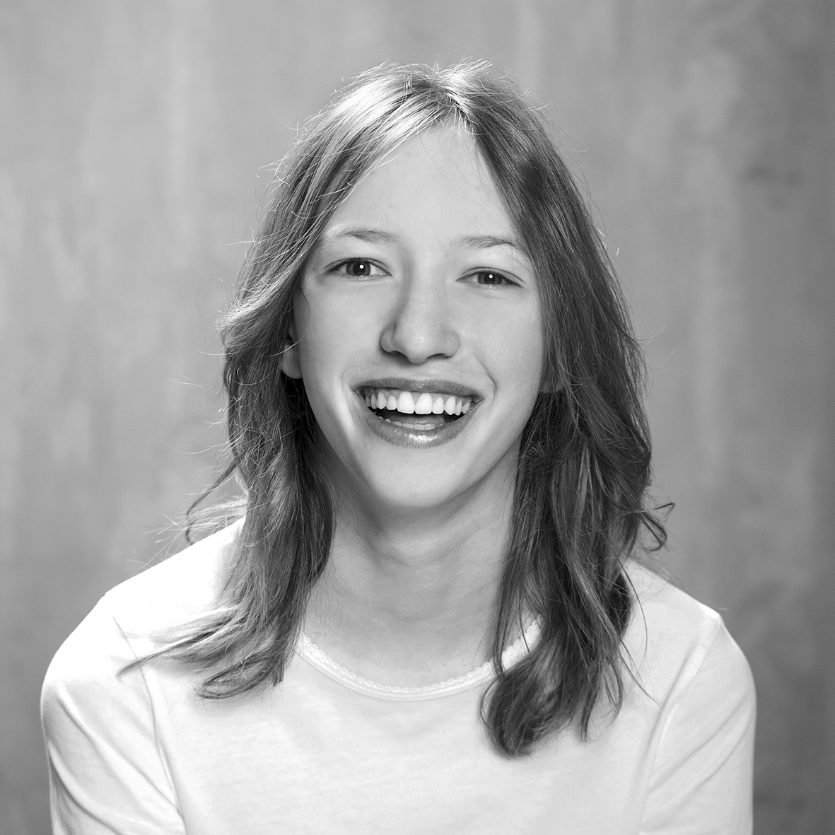zwart wit foto van een mesje met een grote glimlach 