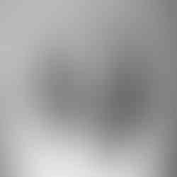 zwart wit foto van een mesje met een grote glimlach