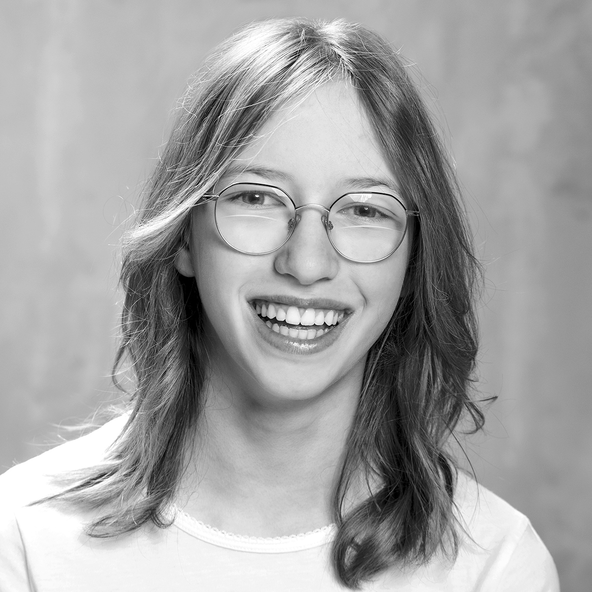 zwart wit foto van een mesje dat heel blij kijkt