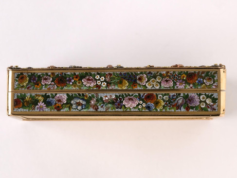 A snuffbox, ca. 1825, by Tomasso Calandrelli, Rome, from the V & A Museum