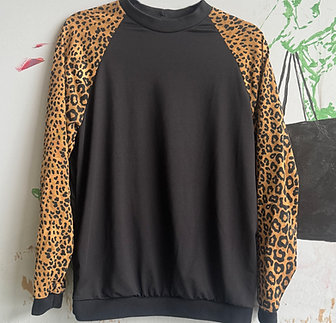 Men's M leopard sleeve crew neck