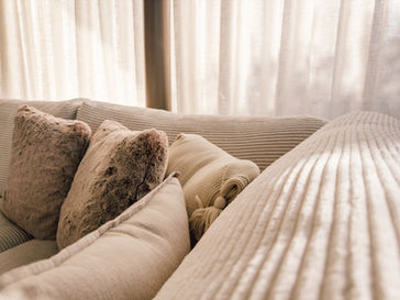 Sofa mit Zierkissen aus Fell